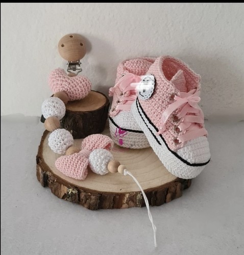 Schuhe und schnullerhalter - und,